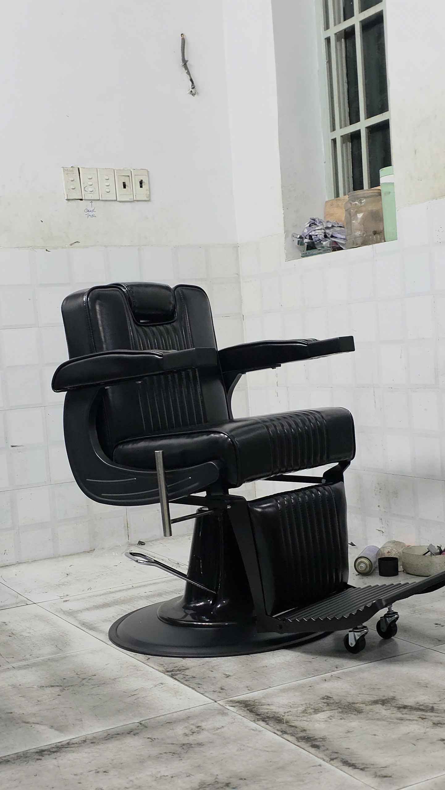 Ghế Cắt Tóc Nam Chữ C: Làn Gió Mới Cho Anh Em Barber Thích Sự Đột Phá