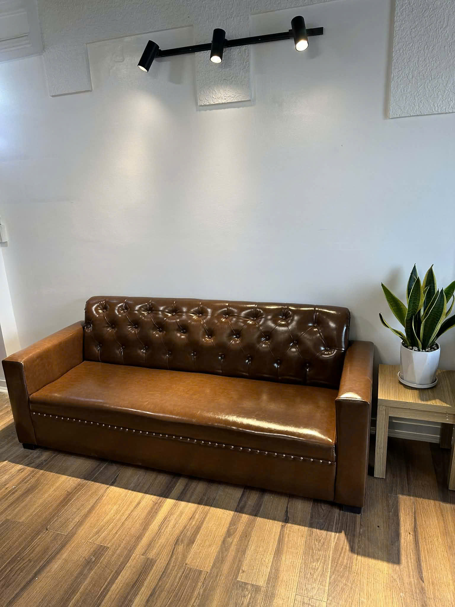 Sofa Băng Da Nâu Tân Cổ Điển – Sang Trọng & Đẳng Cấp