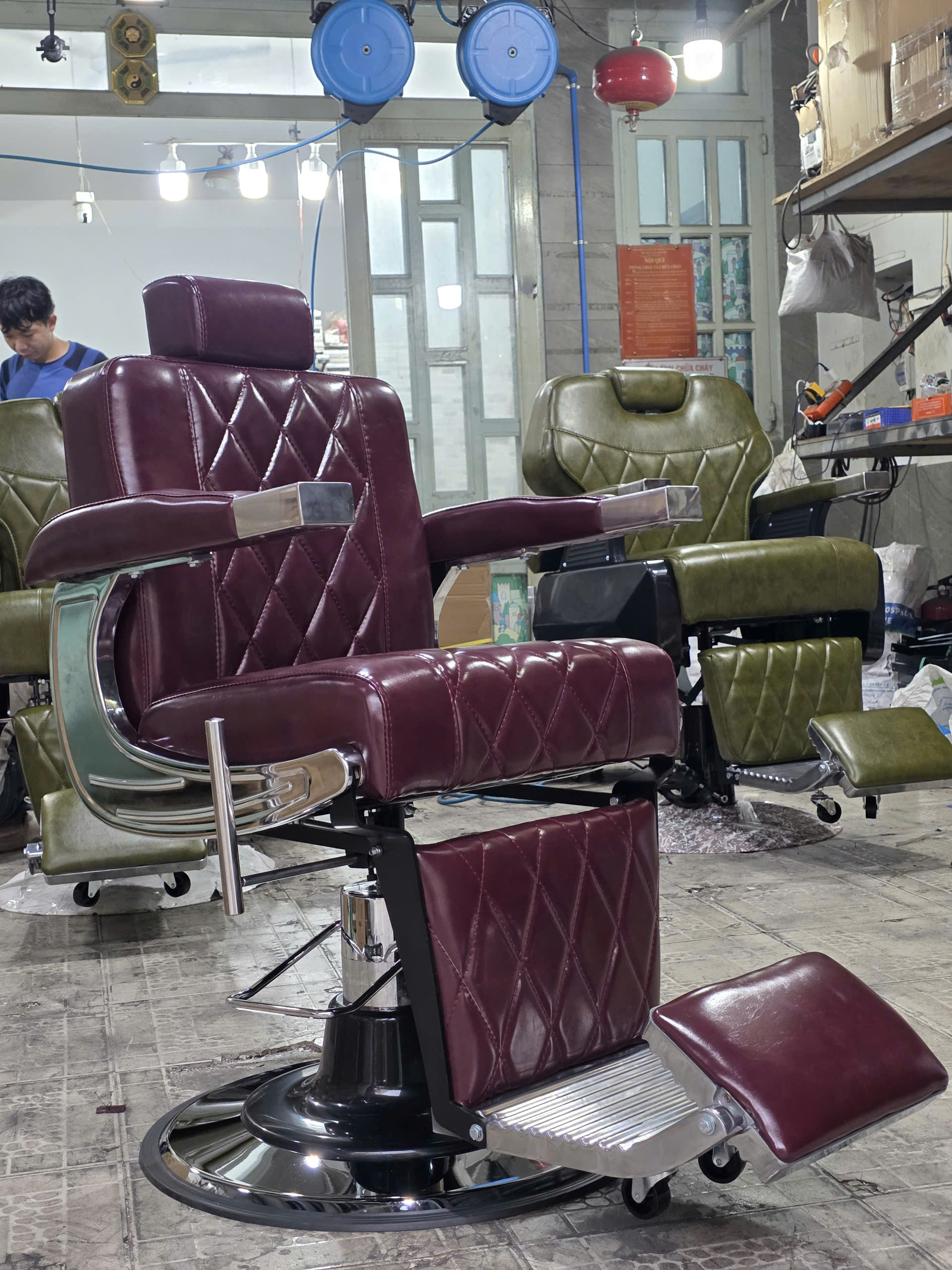 Ghế cắt tóc nam chữ C màu đỏ rượu vang 2 Ghế cắt tóc nam chữ C màu đỏ rượu vang - Ảnh 2